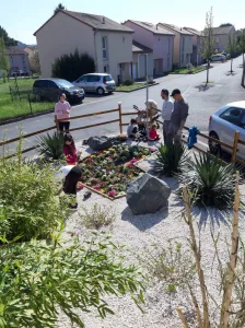 A Forbach, le personnel de Moselis, les locataires et leurs enfants ont créé un magnifique parterre de fleurs à l’entrée du quartier des Douanes