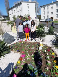 A Forbach, le personnel de Moselis, les locataires et leurs enfants ont créé un magnifique parterre de fleurs à l’entrée du quartier des Douanes