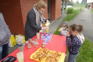 Sensibilisation au tri à Marly, les enfants savourent le goûter