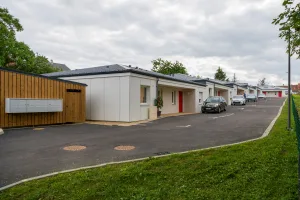 14 pavillons seniors inaugurés à Sainte-Marie-aux-Chênes par Moselis, avec ossature bois et panneaux photovoltaïques